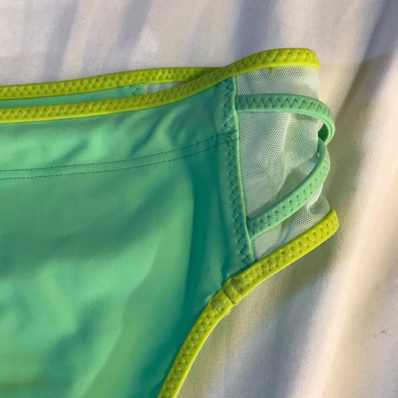 Lululemon Water: Surf to Sand Hipster - Picture 13 of 15